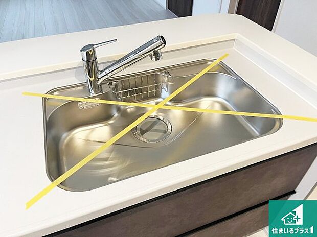 【キッチンシンク】蛇口の先端に浄水器を内蔵しています!原水と浄水、お湯と冷水、シャワーの切替えがワンタッチなので用途によって使い分けられます。