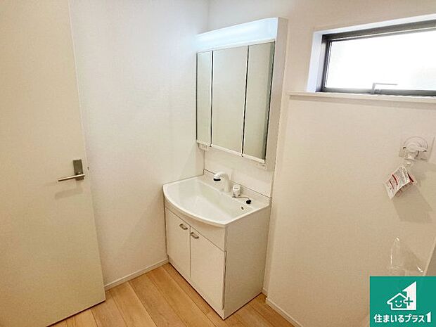 【独立洗面台】清潔感のある洗面台です。フラットな鏡は掃除がしやすく毎日清潔!鏡裏には収納があるのでスッキリとした洗面台が保てます。