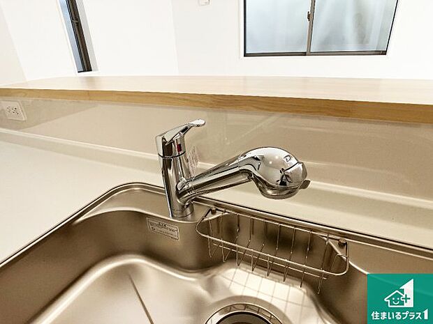 【キッチン水栓】浄水器を内蔵!炊飯時、お茶を作る時に安心してお水を使えます!お湯と冷水、浄水と原水、シャワーの切替えもワンタッチです!