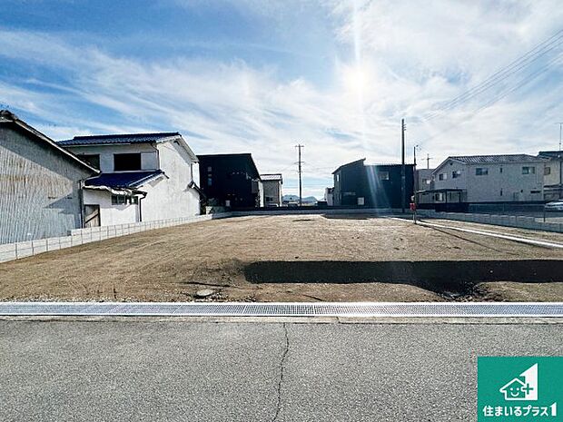 【外観】周辺は落ち着いた街並みの住宅地!子育てがしやすい住環境です!まだ未完成ですが、現地でしかわからない事もございます。是非一度ご覧ください。