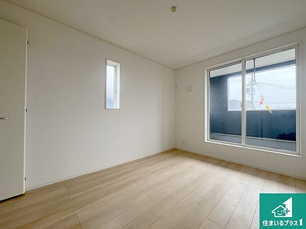 【洋室】シンプルな洋室は、自分好みのインテリアが楽しめます♪ご家族とインテリアや家具を選びに行くのは新築購入時の醍醐味の一つです。ぜひお楽しみください♪