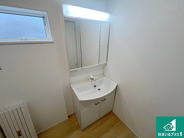 【独立洗面台】清潔感のある洗面台です。フラットな鏡は掃除がしやすく毎日清潔!鏡裏には収納があるのでスッキリとした洗面台が保てます。