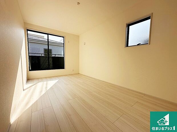 【洋室】シンプルな洋室は、自分好みのインテリアが楽しめます♪ご家族とインテリアや家具を選びに行くのは新築購入時の醍醐味の一つです。ぜひお楽しみください♪