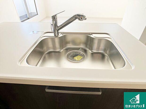 【独立洗面台】清潔感のある洗面台です。フラットな鏡は掃除がしやすく毎日清潔!ホースは引き出して使えるので洗顔やお掃除の際に便利です!