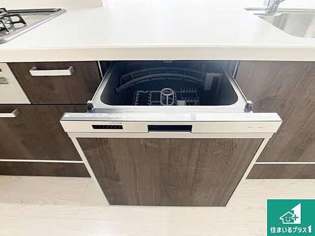 【食器洗浄乾燥機】食事後の一仕事、食器洗いをボタン一つでお任せできちゃいます!場所を取らないビルトイン式なので、お料理スペースもしっかり確保!