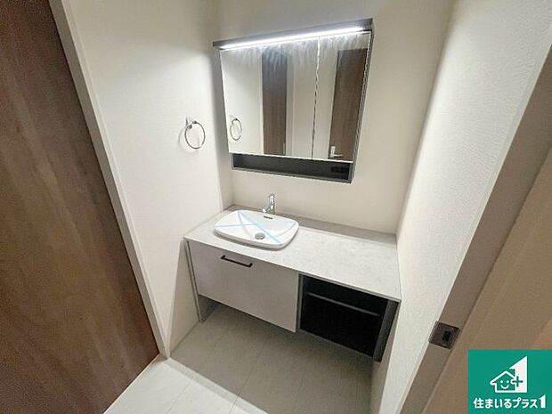 【独立洗面台】清潔感のある洗面台です。フラットな鏡は掃除がしやすく毎日清潔!鏡裏には収納があるのでスッキリとした洗面台が保てます。