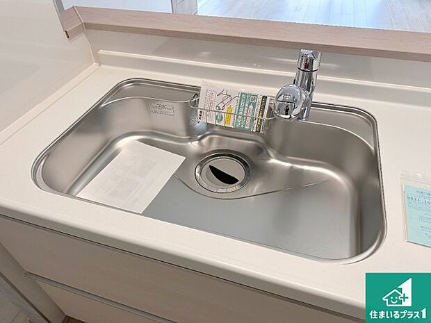 【キッチンシンク】蛇口の先端に浄水器を内蔵しています!原水と浄水、お湯と冷水、シャワーの切替えがワンタッチなので用途によって使い分けられます。