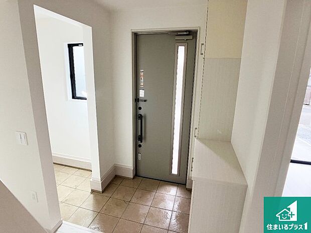 【玄関】シューズボックスにはたくさんの靴が収納できるので玄関周りはいつもスッキリ!ご家族が増えても安心!