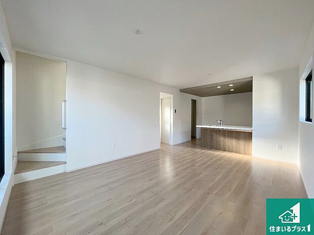 【居間・リビング】日当たり良好の明るいリビングで朝の目覚めもスッキリできそう!対面キッチンでご家族のコミュニケーションも自然と増える設計!小さなお子様が遊ぶスペースを作っても広々とくつろげるLDK!