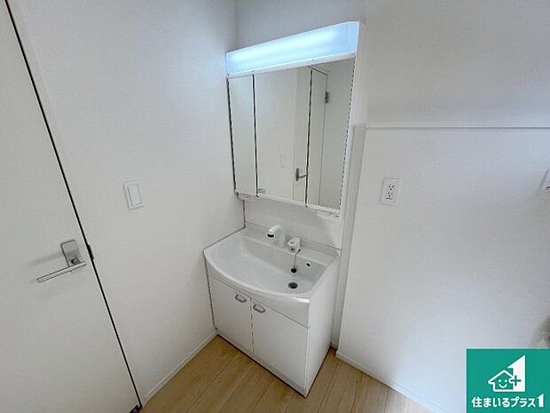 【独立洗面台】清潔感のある洗面台です。フラットな鏡は掃除がしやすく毎日清潔!鏡裏には収納があるのでスッキリとした洗面台が保てます。