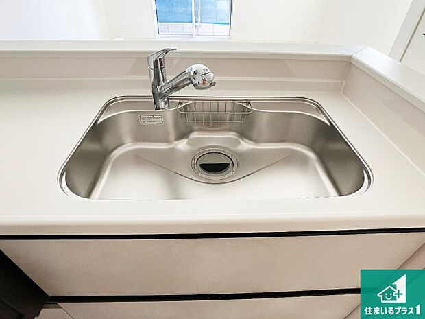 【キッチンシンク】蛇口の先端に浄水器を内蔵しています!原水と浄水、お湯と冷水、シャワーの切替えがワンタッチなので用途によって使い分けられます。