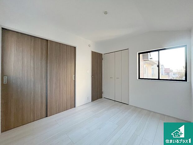 【洋室】収納スペースが充実しているので子供の成長に合わせてたくさん収納ができます!家族構成に合わせた様々な活用ができる収納!