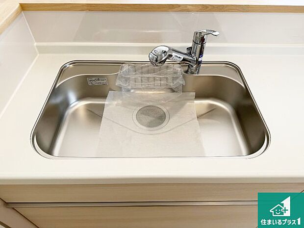 【キッチンシンク】蛇口の先端に浄水器を内蔵しています!原水と浄水、お湯と冷水、シャワーの切替えがワンタッチなので用途によって使い分けられます。