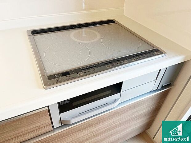 【コンロ】火を使わないので、安心なＩＨコンロ！でこぼこが無い構造なので、掃除もしやすく清潔に保てます！