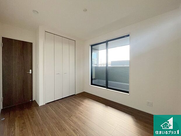 【洋室】寝室は心地よい眠りについてもらいたくて、シンプルかつ開放的な空間な設計にしています！大きな窓から差し込む日が心地いいです♪