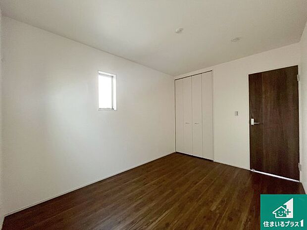 【洋室】収納スペースが充実しているので子供の成長に合わせてたくさん収納ができます！家族構成に合わせた様々な活用ができる収納！