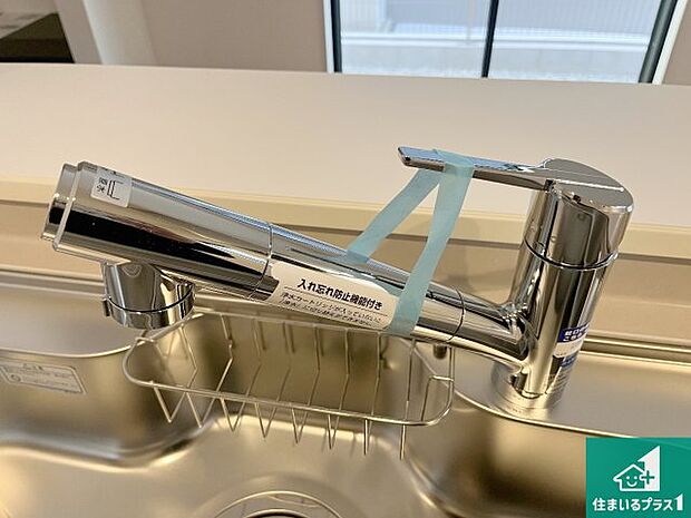 【キッチン水栓】浄水器を内蔵！炊飯時、お茶を作る時に安心してお水を使えます！お湯と冷水、浄水と原水、シャワーの切替えもワンタッチです！