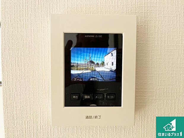 【カラーモニターインターホン】声だけでなく来訪者の姿や顔がモニターで確認できるので、小さなお子様がいらっしゃるご家庭でも安心できます！