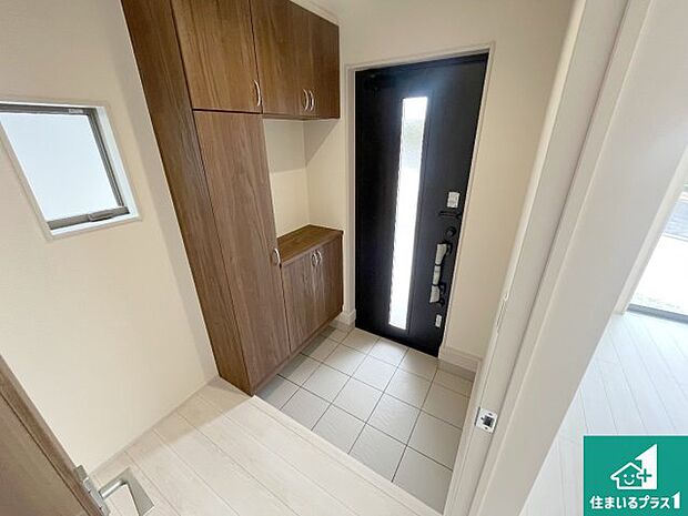 【玄関】シューズボックスにはたくさんの靴が収納できるので玄関周りはいつもスッキリ！ご家族が増えても安心！