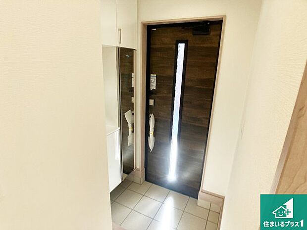 【玄関】シューズボックスにはたくさんの靴が収納できるので玄関周りはいつもスッキリ！ご家族が増えても安心！