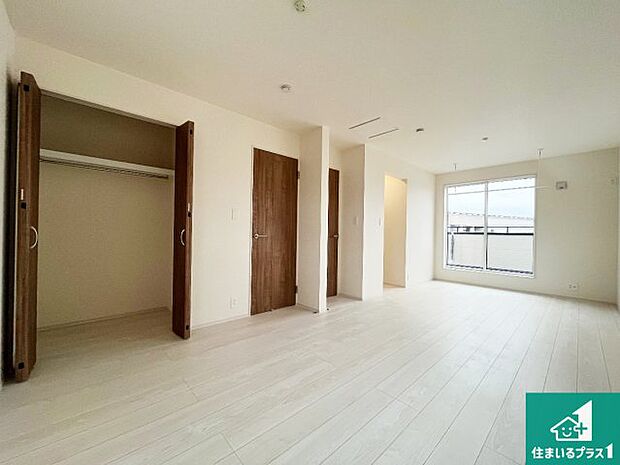 【洋室】収納スペースが充実しているので子供の成長に合わせてたくさん収納ができます！家族構成に合わせた様々な活用ができる収納！