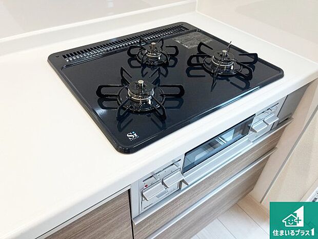 【コンロ】ダブル高火力Ｓｉセンサー付きコンロ！３口あるので、まとめて料理をする時も大活躍！
