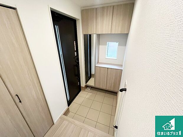 【玄関】シューズボックスにはたくさんの靴が収納できるので玄関周りはいつもスッキリ！ご家族が増えても安心！