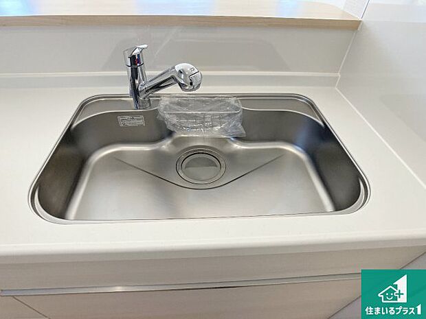 【キッチンシンク】蛇口の先端に浄水器を内蔵しています！原水と浄水、お湯と冷水、シャワーの切替えがワンタッチなので用途によって使い分けられます。