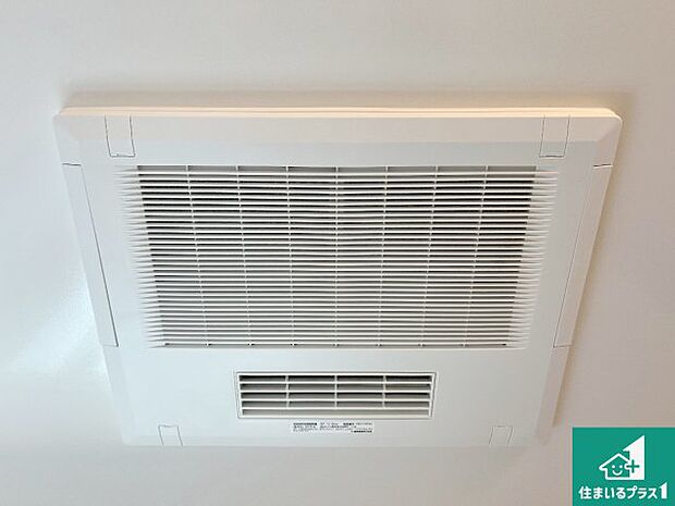 【浴室暖房乾燥機】四季を通して快適なバスライフをお手伝いする浴室暖房乾燥機！浴室の乾燥・暖房・涼風・換気はもちろん、２４時間換気にも対応！ 