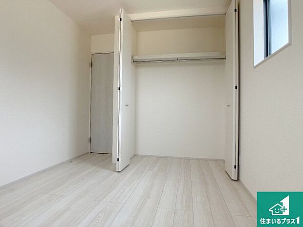 【洋室】収納スペースが充実しているので子供の成長に合わせてたくさん収納ができます!家族構成に合わせた様々な活用ができる収納!