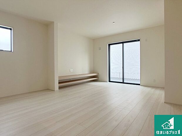 【居間・リビング】日当たり良好の明るいリビングで朝の目覚めもスッキリできそう!対面キッチンでご家族のコミュニケーションも自然と増える設計!小さなお子様が遊ぶスペースを作っても広々とくつろげるLDK!