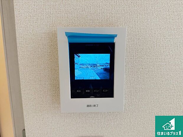 【カラーモニターインターホン】声だけでなく来訪者の姿や顔がモニターで確認できるので、小さなお子様がいらっしゃるご家庭でも安心できます！