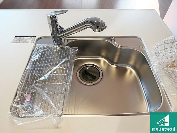 【キッチンシンク】蛇口の先端に浄水器を内蔵しています！原水と浄水、お湯と冷水、シャワーの切替えがワンタッチなので用途によって使い分けられます。