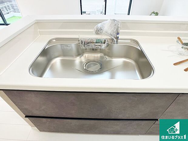 【キッチンシンク】蛇口の先端に浄水器を内蔵しています！原水と浄水、お湯と冷水、シャワーの切替えがワンタッチなので用途によって使い分けられます。
