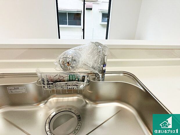 【キッチン水栓】浄水器を内蔵！炊飯時、お茶を作る時に安心してお水を使えます！お湯と冷水、浄水と原水、シャワーの切替えもワンタッチです！