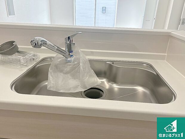 【キッチンシンク】蛇口の先端に浄水器を内蔵しています！原水と浄水、お湯と冷水、シャワーの切替えがワンタッチなので用途によって使い分けられます。