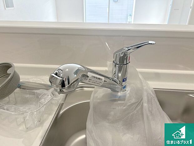 【キッチン水栓】浄水器を内蔵！炊飯時、お茶を作る時に安心してお水を使えます！お湯と冷水、浄水と原水、シャワーの切替えもワンタッチです！