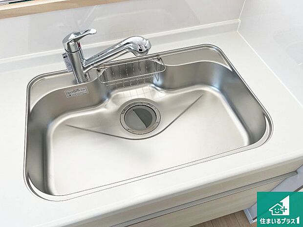 【キッチンシンク】蛇口の先端に浄水器を内蔵しています!原水と浄水、お湯と冷水、シャワーの切替えがワンタッチなので用途によって使い分けられます。