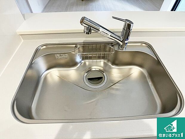 【キッチンシンク】蛇口の先端に浄水器を内蔵しています!原水と浄水、お湯と冷水、シャワーの切替えがワンタッチなので用途によって使い分けられます。