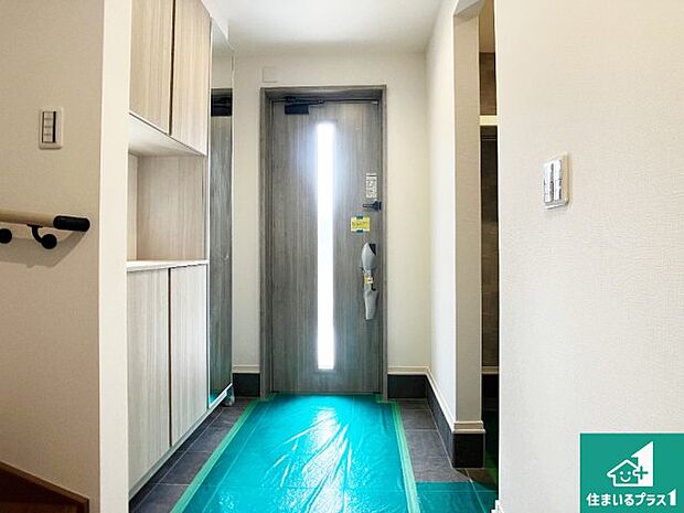 【玄関】シューズボックスにはたくさんの靴が収納できるので玄関周りはいつもスッキリ！ご家族が増えても安心！