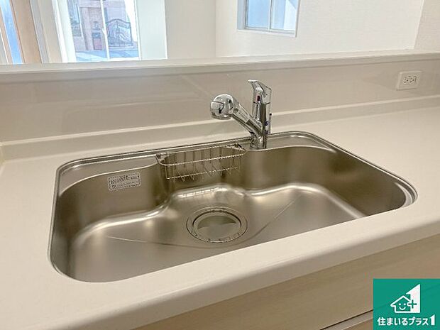 【キッチンシンク】蛇口の先端に浄水器を内蔵しています！原水と浄水、お湯と冷水、シャワーの切替えがワンタッチなので用途によって使い分けられます。