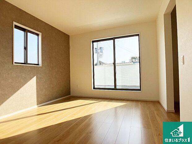 【洋室】寝室は心地よい眠りについてもらいたくて、シンプルかつ開放的な空間な設計にしています！大きな窓から差し込む日が心地いいです♪