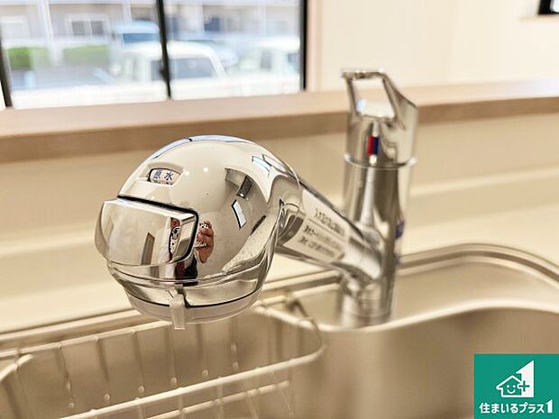 【キッチン水栓】浄水器を内蔵!炊飯時、お茶を作る時に安心してお水を使えます!お湯と冷水、浄水と原水、シャワーの切替えもワンタッチです!