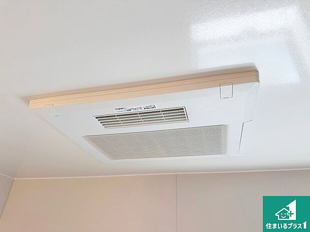 【浴室暖房乾燥機】四季を通して快適なバスライフをお手伝いする浴室暖房乾燥機!浴室の乾燥・暖房・涼風・換気はもちろん、24時間換気にも対応!