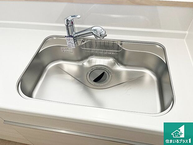 【キッチンシンク】蛇口の先端に浄水器を内蔵しています!原水と浄水、お湯と冷水、シャワーの切替えがワンタッチなので用途によって使い分けられます。