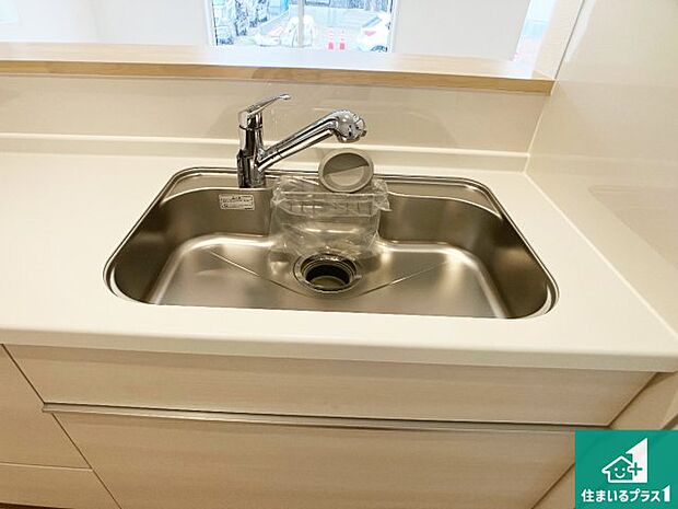 【キッチンシンク】蛇口の先端に浄水器を内蔵しています！原水と浄水、お湯と冷水、シャワーの切替えがワンタッチなので用途によって使い分けられます。