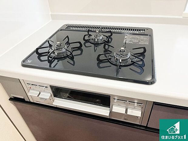【コンロ】ダブル高火力Ｓｉセンサー付きコンロ！３口あるので、まとめて料理をする時も大活躍！