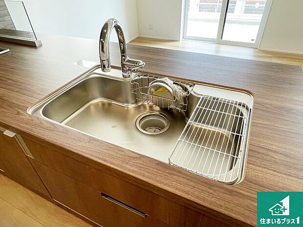 【キッチンシンク】蛇口の先端に浄水器を内蔵しています！原水と浄水、お湯と冷水、シャワーの切替えがワンタッチなので用途によって使い分けられます。