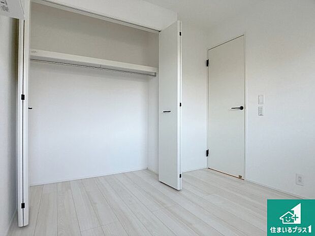 【洋室】寝室は心地よい眠りについてもらいたくて、シンプルかつ開放的な空間な設計にしています!大きな窓から差し込む日が心地いいです♪