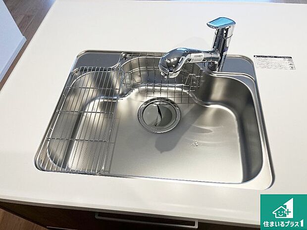 【キッチンシンク】蛇口の先端に浄水器を内蔵しています!原水と浄水、お湯と冷水、シャワーの切替えがワンタッチなので用途によって使い分けられます。